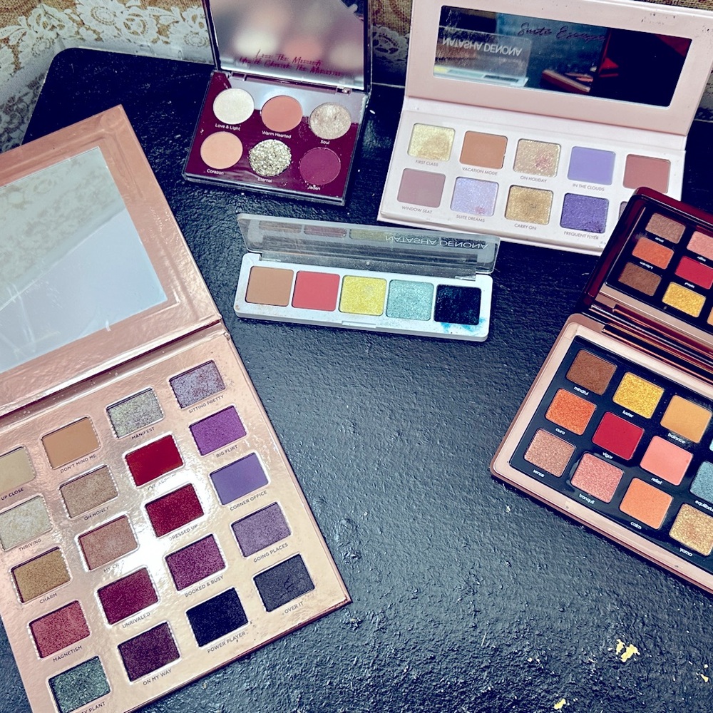 Bundle of five eyeshadow palettes.